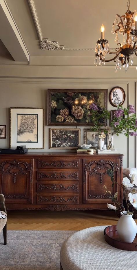 Victorian Living Room Christmas, Traditional Living Room Apartment, Living Room Designs Eclectic Transitional, Old World Style Home, English Cottage Tv Room, Modern Provincial Living Room, Victorian Era Home Decor, Vintage European Living Room, Small Apartment Inspo Living Room