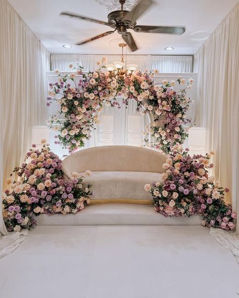 Falling Flower Backdrop, Pelamin Dalam Rumah, Wedding Backdrop Design Indoor Elegant, Nikkah Wedding Decor, Pelamin Minimalist Rumah, Elegant Wedding Stage Decor, Background Pelaminan, Pelamin Nikah Rumah, Backdrop Wedding Simple