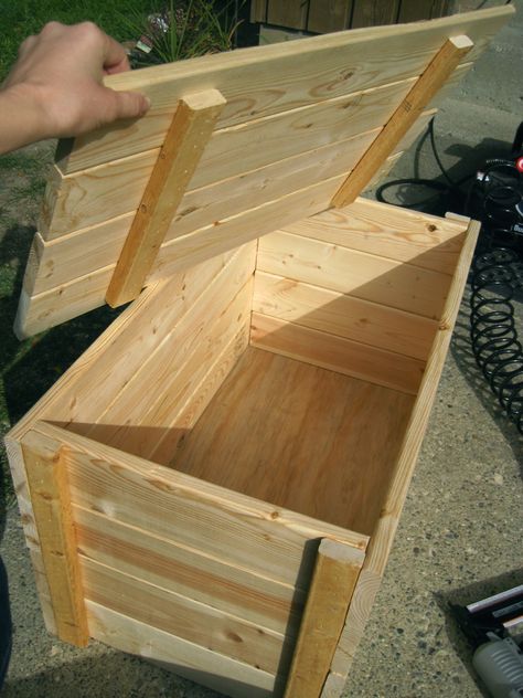 Make a tack trunk (use a real hinge and lock for top, and stronger handles. Add wheels. Stronger wood. Diy Wood Chest, Diy Storage Trunk, Pallet Deck Diy, Toy Box Plans, Projek Diy, Chests Diy, Tack Trunk, Diy Muebles Ideas, Wood Storage Box