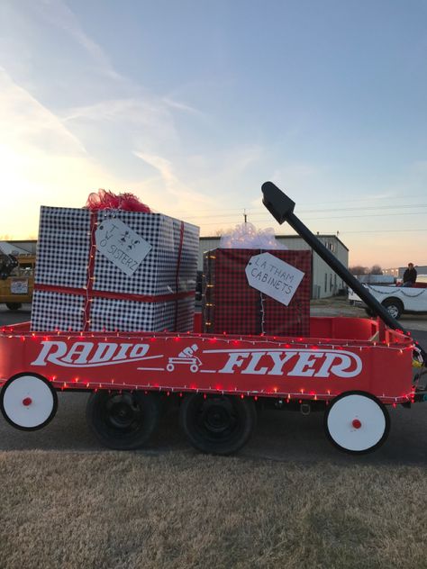 Old Time Christmas Parade Float Ideas, Vintage Christmas Float Ideas, Ideas For Christmas Parade Floats, Christmas Parade Float Ideas Sleigh, Christmas Parade Wagon Ideas, Rustic Christmas Parade Float Ideas, Christmas Parade Float Themes, Toyland Float Ideas, Classic Christmas Parade Float