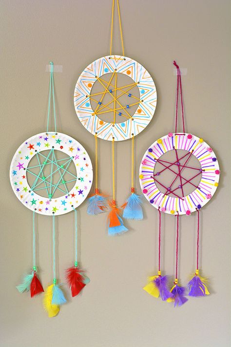 Learn how to make a dreamcatcher using paper plates and keep bad dreams away! These DIY dreamcatchers are so pretty and they're so easy to make. This is such a great kids craft and a perfect activity for summer camp, sleepovers, birthday parties or any time! Camp Kids Activities, Blast From The Past Crafts, Summer School Activities For Kids, Diy Spring Crafts For Kids, Crafts To Hang From Ceiling Classroom, Crafts Summer Kids, Summer Arts And Crafts For Teens, Activities For Summer Camp For Kids, Cute Summer Crafts For Kids