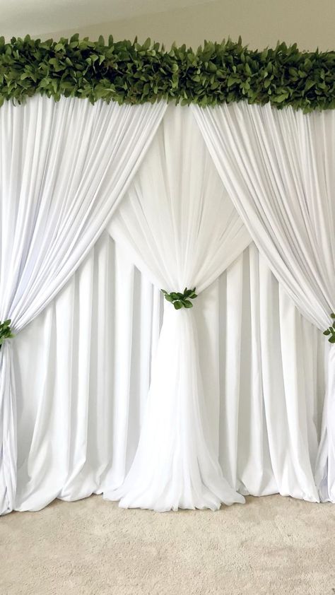 Diy Dekorasi Lamaran Simple, Simple Backdrop Ideas Diy, Wedding Backdrops Diy, Garden Wedding Backdrop, Outdoor Wedding Backdrops, Simple Backdrop, Hiasan Perkahwinan, Reception Backdrop, Wedding Background Decoration