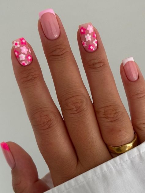 short pink nails with flowers Cute Nails For Spring Short, Cute Simple Nail Ideas Short, Soft Girl Nails Short, Short Cute Nails Acrylic Summer, Short Nails Cute Design, Arcrliyic Nails Designs Short, Kids Nail Designs Simple Cute, Short Cute Acrylic Nails Designs, Cute Short Summer Nails Gel