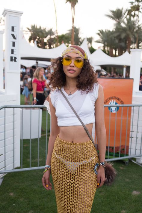 Need summer music festival outfit ideas? Take note from the best Coachella outfits from 2016 perfect for your next concert outfit or day at the park: Coachella Maxi Skirt Outfit, Coachella Style 2023, Coachella Set Up, Chill Coachella Outfits, Cold Rave Outfits Festivals, Festival Wear 2023, Summer Boho Chic Outfits, Beach Festival Makeup, 2023 Coachella Fashion