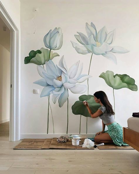 🌍Art gallery online 🎨 on Instagram: “If only she would paint my walls ☺🌹✨  Great skills by @tanya_bonya ✨  All rights to the respective owner  🕩  Use #art_overnight ❤ for a…” Hur Man Ritar Blommor, Seni Mural, Konst Designs, Creative Wall Painting, Flower Mural, Diy Wall Painting, Room Wall Painting, Wall Painting Decor, Hemma Diy