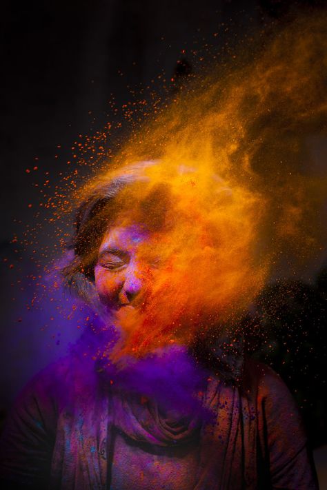 Got Bored Of Regular Holi Portraits So I Took Out My Camera To Play With Light | Bored Panda Holi Colors Photography, Holi Shoot Photo Ideas, Holi Photo Beautiful, Holi Photography Ideas, Holi Photo Ideas, Holi Playing, Holi Festival Photography, Holi Photoshoot Ideas, Holi Aesthetic