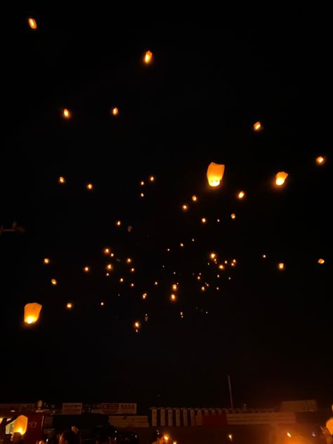 Lanterns flying in the sky Diwali, Flying Lanterns Aesthetic, Flying Lanterns, Lantern Aesthetic, Flying Lantern, Flying In The Sky, Sky Lanterns, Lantern Festival, Tangled