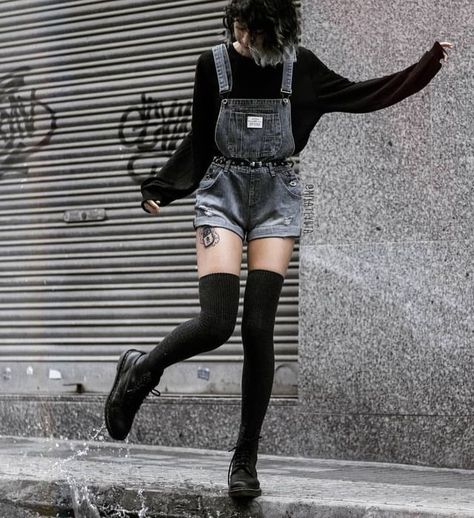 Grunge aesthetic  •pinterest• Lesedi.Mosa✨ Grunge Style Outfits, Grunge Instagram, Soft Grunge Outfits, Vestiti Edgy, Look Grunge, Goth Outfit, Haine Diy, Mode Grunge, Aesthetic Grunge Outfit