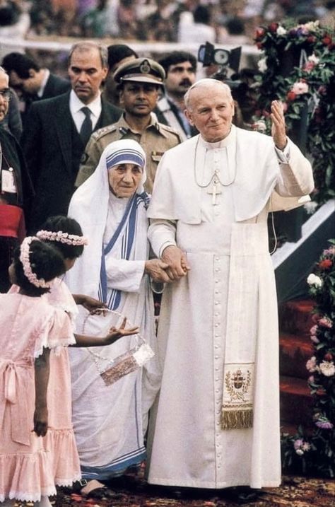 Pope JPII and Mother Teresa Mother Teresa Pictures, Pope Saint John Paul Ii, Saint Teresa Of Calcutta, San Juan Pablo Ii, Santi Cattolici, Mother Teresa Quotes, Catholic Pictures, Mother Theresa, St John Paul Ii