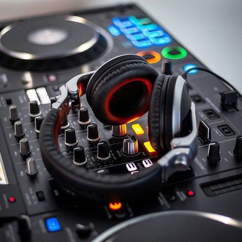 Dj Mixer Wallpaper Hd, Dj Mixer Logo, Dj Mixer Wallpaper, Dj Female, Dj Pics, Electro House Music, Music Creative, David Silva, Female Dj