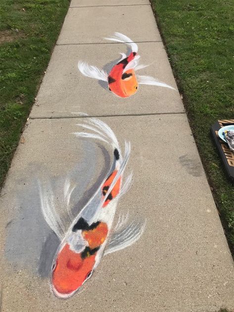 This Mother And Daughter Duo Is Creating Stunning 3D Chalk Art To Make Neighbors Smile (20 Photos) | Bored Panda Chalk Art Professional, Cool Sidewalk Chalk Art Ideas, Nature Chalk Art, Sidewalk Art Ideas Street Painting, Street Chalk Art Ideas, Things To Draw With Chalk Outside, Sidewalk Chalk Mural Ideas, Abstract Chalk Art, Professional Chalk Art