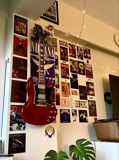 Room Decor Rock Style, Aesthetic Stuff For Room, Random Room Aesthetic, Indie Rock Room Aesthetic, Guitars On Wall Aesthetic, Rockstar Aesthetic Room Decor, Music Room Vintage, Rock Aesthetic Bedroom, Jazz Aesthetic Bedroom