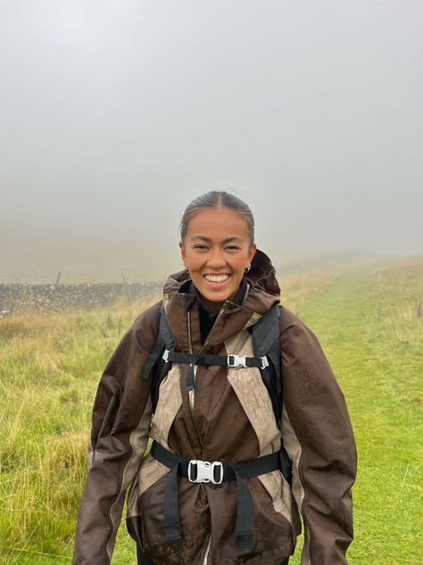 Peru, Lofoten, Rain Hike Outfit, Rainy Walk Outfit, Hiking Rain Outfit, Hiking Outfits Cold, Rainy Day Hiking Outfit, Hiking Backpack Aesthetic, Hiking Outfit Rain