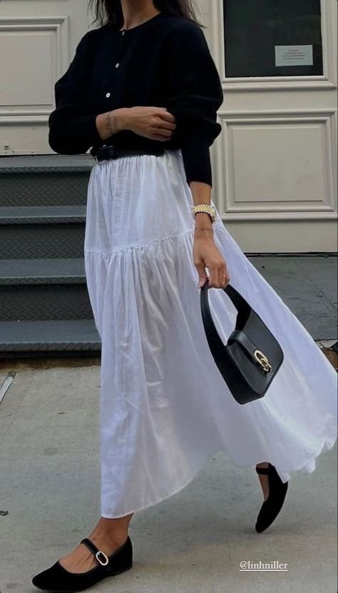 Cool Tourist Outfit, White Maxi Dress Street Style, Classic But Trendy Outfits, Going To A Museum Outfit, Long Denim Button Up Shirt Outfit, 90s Jcrew Aesthetic, New England Fall Clothes, Italian Outfit Inspiration, Outfit Ideas Hourglass Shape