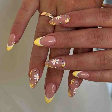 Kutek Disney, Manikur Kuku, Unghie Sfumate, Yellow Nails Design, Smink Inspiration, Daisy Nails, Summery Nails, Her Nails, Almond Nails Designs