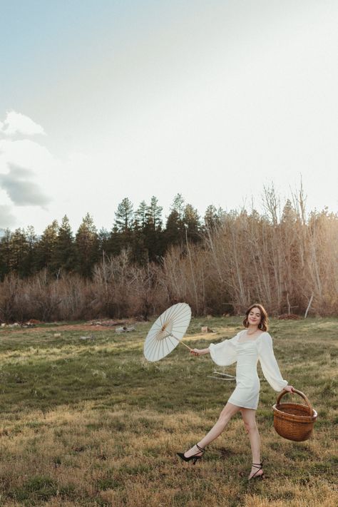 Walking in a field photoshoot Paper Umbrella Photoshoot, Lace Umbrella Photography, Flower Basket Photoshoot, Umbrella Photoshoot Ideas, Photoshoot With Umbrella, Prenup Theme, Umbrella Photoshoot, Umbrella Basket, Senior Photoshoot Poses