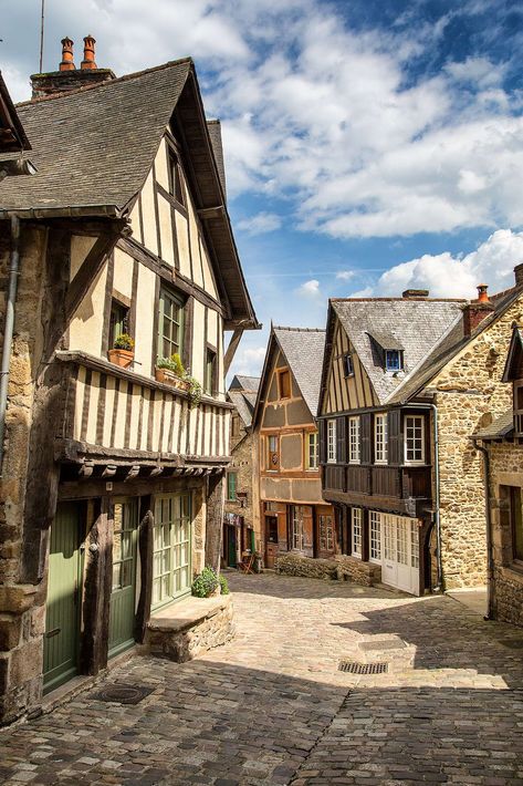 Kilmouski & Me: What a great street! Old Building, Dinan France, Medieval Tavern, Vila Medieval, Bangunan Minecraft, Medieval Houses, European Architecture, Fantasy City, Medieval Town