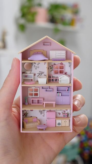 How To Make Miniature House, Mini Craft House, Cute Tiny Crafts, Mini Diy House, Doll House Making, Miniature Doll House Diy, How To Make Mini Stuff Out Of Paper, Tiny House Craft, Mini Houses Diy