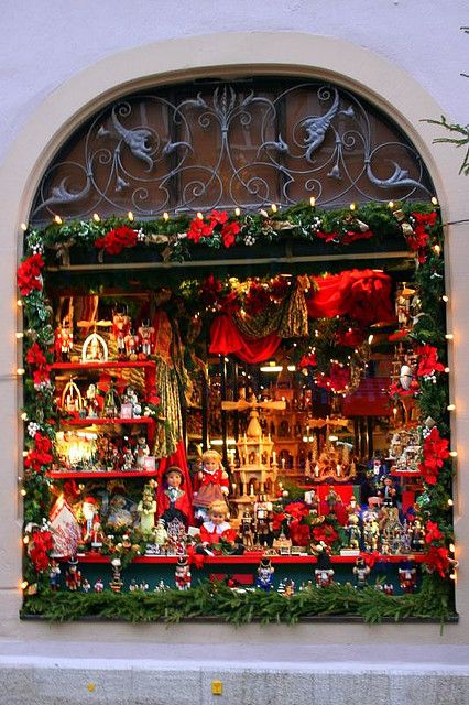 Rothenburg Christmas Window in Germany - the red helps unify the many objects on display Lux Christmas, Christmas In Germany, Visual Merchandiser, Christmas Windows, Christmas Window Display, Natal Diy, Store Window, God Jul, German Christmas