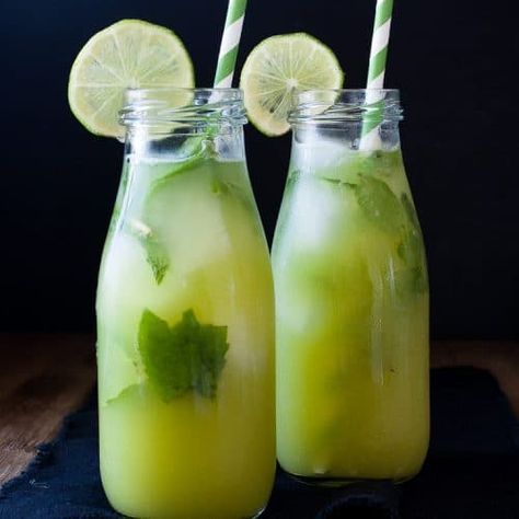 Fresh anti-inflammatory juice in two bottles with straws Pancakes Protein, Veggie Juice, Lemon Detox, Detox Juice Recipes, Lemon Diet, Natural Colon Cleanse, Diet Drinks, Diet Vegetarian, Colon Cleanse