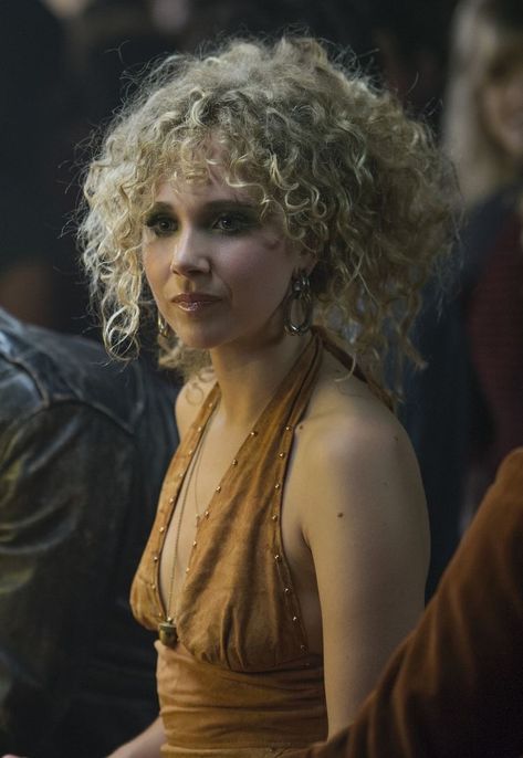 Curly Hair Problems, Sybil Trelawney, Juno Temple, Snake Girl, Curly Bangs, Female Inspiration, Long To Short Hair, Curly Hair With Bangs, Hair Problems