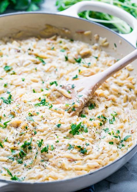 This Creamy Garlic Parmesan Orzo can be on your table in 15 minutes! While it's perfect as a side dish, I prefer this as a meal on its own because it's cheesy, creamy and really hits the spot. www.jocooks.com #orzo Essen, Orzo Recipes Healthy, Creamy Orzo Recipes, Garlic Parmesan Orzo, Orzo Recipes Side, Garlic Orzo, Cheesy Orzo, Orzo Risotto, Parmesan Orzo