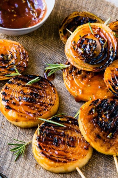 Non-Meat Grilling Recipes: BBQ Onion Steaks Healthy Bbq Snacks Appetizers, Steak Skewer Appetizers, Grilled Veggie Skewers, Veg Barbeque, Vegetarian Bbq Recipes, Vegan Bbq Food, Vegan Barbeque Recipes, Onion Snacks, Grill Appetizers