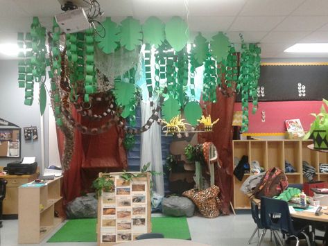 Dramatic play preschool jungle/desert  My students loved this area during this unit we played jungle sounds had binoculars and pieces of actual trees to touch and build with and use with the animal toys of the jungle Patchwork, Dramatic Play Zoo Preschool, Dinosaur Theme Preschool Dramatic Play, Trees Dramatic Play, Jungle Role Play Area Eyfs, Jungle Theme Dramatic Play Preschool, Tree Dramatic Play Preschool, Rainforest Dramatic Play Preschool, Zoo Role Play Area