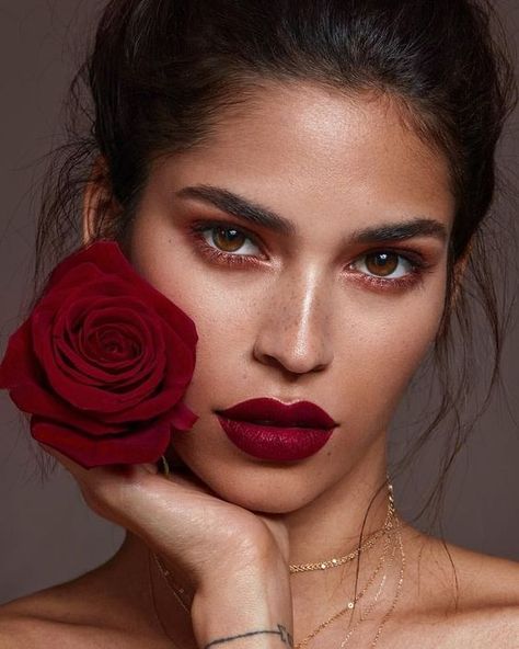 Makeup Bibir, Dark Red Lips, Beauty Make-up, Red Lip Makeup, Beauty Photoshoot, Pinterest Makeup, Stunning Makeup, Makeup Guide, Beauty Shoot