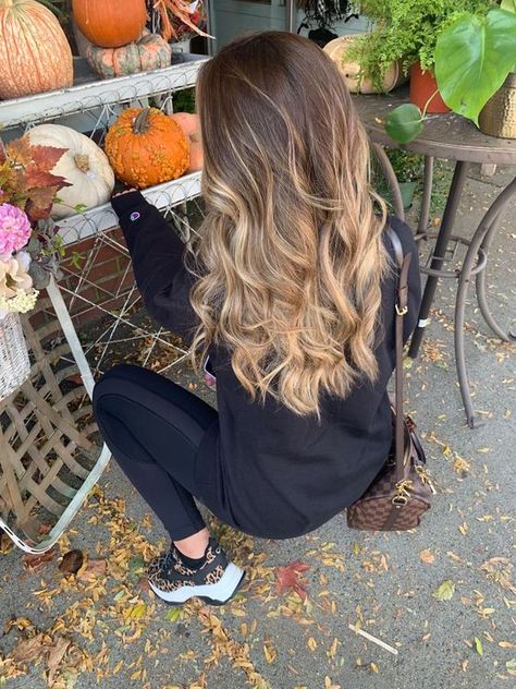 fall hair colors, winter hair color, dark fall hair colors, brunette balayage hair Balyage Long Hair, Cabelo Ombre Hair, Rambut Brunette, Kadeřnické Trendy, Brown Hair Inspo, Vlasové Trendy, Brunette Hair With Highlights, Ombre Hair Blonde, Brunette Balayage