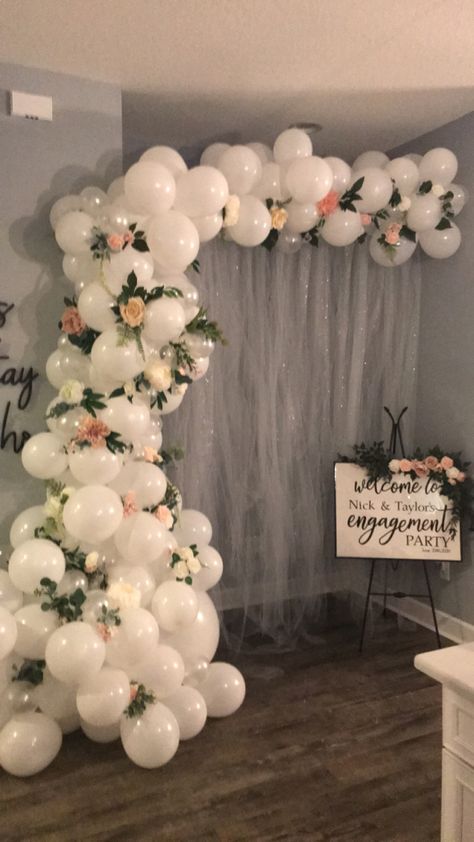 Anniversary Arch Ideas, Engagement Decoration In Home, Engagement Party Hall Decorations, Engagement Party Balloons Arch, Ballon Arch Quinceanera, Engagement Decorations Balloons, Engagement Party Ideas Balloons, Quince Ballon Arch, Wedding Backdrop Balloons And Flowers