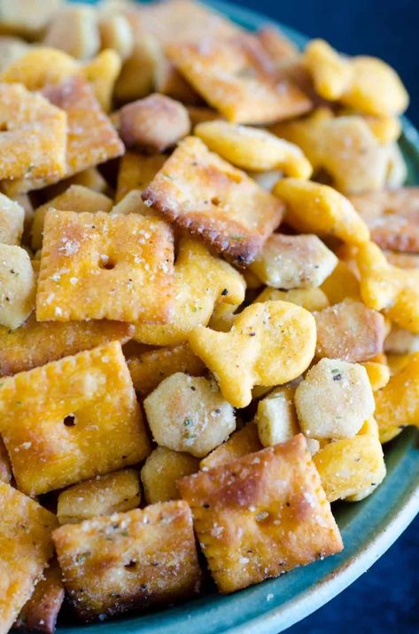 Cracker Mix With Ranch, Salty Snack For Party, Snacks For Tailgating, Oyster Cracker Snack Mix Recipes, Snack Supper Ideas, Salty Snacks For Party Finger Foods, Camp Fire Snacks, Float Trip Snacks, Easy Boat Snacks