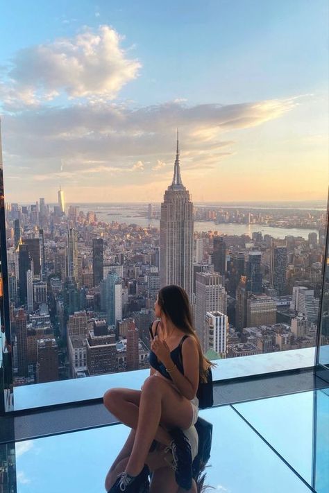 Get insider tips on how to save money and optimize your urban lifestyle. Nyc Poses, New York Instagram Pictures, New York Outfits Winter, New York Picture Ideas, New York Spring Outfits, Spring Outfits Chic, Nyc Picture Ideas, Nyc Photoshoot Ideas, New York Photo Ideas