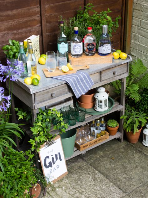 A Gin tasting bar in the garden is a great idea for a party! Gin And Tonic Bar Station, Gin Tasting Party Ideas, Gin Party Ideas, Gin Station Ideas, Gin Bar Ideas Parties, Gin Tonic Party, Bar Set Up For Party At Home, Cocktail Station Party, Gin Station