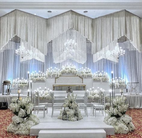 Pelamin Kahwin, Wedding Bench, Pelamin Nikah, Black And White Wedding Theme, Majlis Perkahwinan, Wedding Tools, Gubahan Bunga, Dream Wedding Decorations, Wedding Portrait Poses