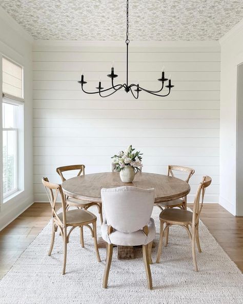 Contemporary Farmhouse Decor, Classy Home Decor, White Modern Farmhouse, Nautical Rugs, Dining Room Wallpaper, Classy Home, Farmhouse Area Rugs, Wallpaper Ceiling, Dining Room Ceiling