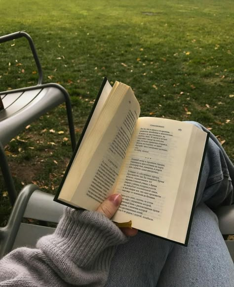 Fall Afternoon, Reading Motivation, Fall Reading, Reading Aesthetic, Romanticizing Life, Quiet Life, Girl Reading, Books Aesthetic, Rory Gilmore