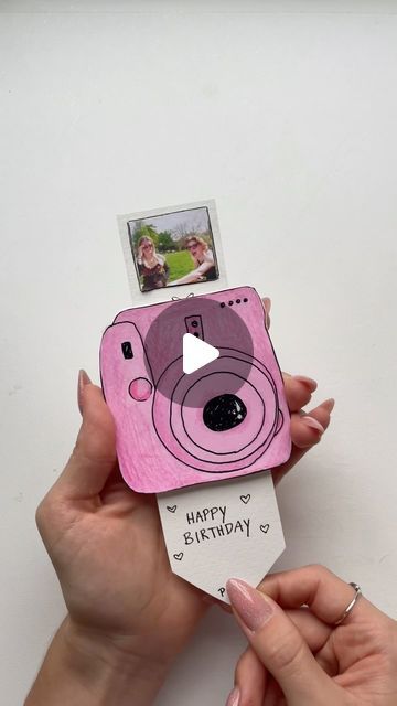 ангелина on Instagram: "Back with a new gift idea 🎀   #diy #diycrafts #diygifts #giftideas #papercrafts #photogifts #reels #explorepage" How To Make Camera With Paper, Diy Gift Ideas Paper, Camera Birthday Cards Diy, Cute Gift Ideas With Paper, Cute Diy Gifts For Teachers, Polaroid Card Diy, Gift Idea Birthday, Diy Camera Photo Gift, Cute Cardboard Crafts Easy