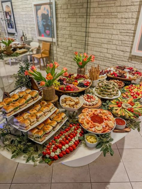 Gallery Appetizer Catering Ideas, Essen, Quiche Display Brunch Party, Dream Bday Party, Vegan Options For Party, Salad Bar Ideas Buffet Wedding Reception, Charcuterie Sandwich Board, Catering Setups Food Displays, Bridal Brunch Grazing Table