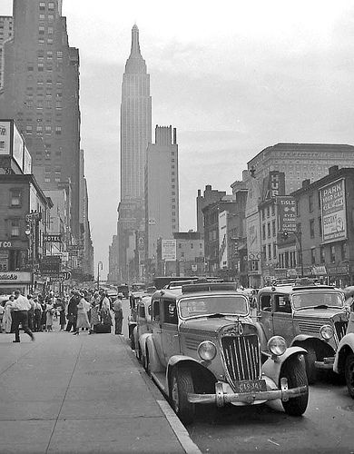 NYC 1938-2 | Checker taxi cabs on 34th Street. I found Dad's… | Flickr Vintage New York Aesthetic, Photographie New York, 1920s Aesthetic, Nyc Taxi, Vintage New York City, Nyc Vintage, Nyc Photos, Nyc History, Vintage Nyc