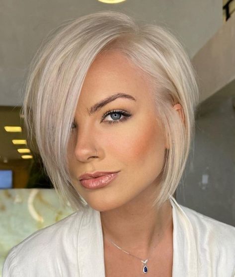 Short Platinum Blonde Bob with a Swoopy Fringe Best Short Haircuts For Oval Faces, Longer Pixie Haircut Fine, Short Hairstyle Women Ideas, Short Hair 2024 Trends Women, Choppy Bob Haircuts For Fine Hair, Golvende Pony, Short Edgy Hairstyles, Swing Bob Haircut, Swing Bob