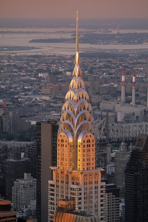 When the Chrysler Building—among the most recognizable examples of Art Deco architecture—was completed in 1930, it was 1,050 feet tall, and took the crown for the world’s tallest building (though not for long, as the Empire State Building superseded it in 1931). Striking gargoyles decorate corners of the 61st floor, while all floors above the 71st are unoccupied, there simply to facilitate access to the spire. What Is Art Deco, Arte Art Deco, Arsitektur Art Deco, Building Photography, Building Illustration, Architecture Landmark, Art Deco Buildings, Chrysler Building, Estilo Art Deco