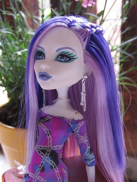 Spectra Vondergeist - Monster High. Her purple hair is so pretty. Monster High Beds, Calling All The Monsters, Spectra Vondergeist, Moster High, Cool Monsters, Monster High Characters, Famous Monsters, Dragonfly Art, Education Art