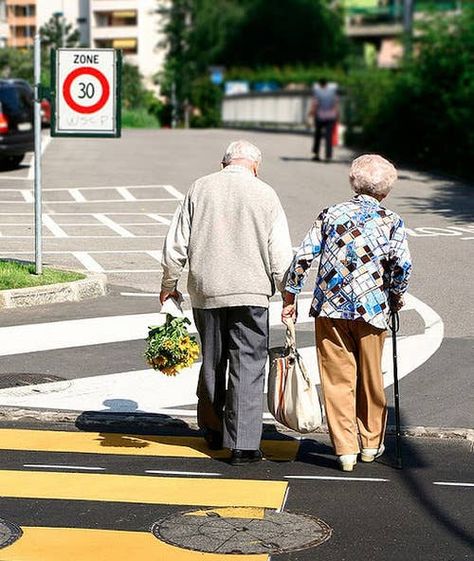 Old Couple In Love, Old People Love, Cute Old Couples, Vieux Couples, Grow Old With Me, Touching Photos, Elderly Couples, Growing Old Together, Modern Metropolis