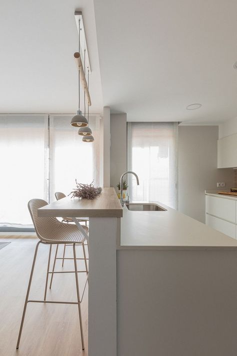 kitchen ideas for small spaces apartment home decor High Breakfast Bar Kitchen, U Kitchen Layout Small, Small Kitchen With Breakfast Counter, Cozinha Open Space, Cucine Open Space, Scandinavian Apartment Decor Ideas, Dapur Minibar, Small Kitchenette Ideas, Open Wall Between Kitchen And Dining