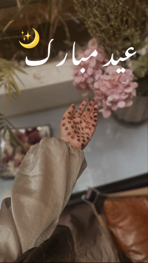 Eid pic idea • henna design Eid Pictures Poses, Eid Photoshoot Ideas, Eid Wishes, Eid Looks, Eid Pics, Eid Photos, Self Pictures, Eid Mubarak Wishes, Very Simple Mehndi Designs