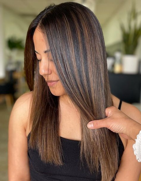 Pin Straight Dark Brown Hair with Brown Balayage Caramel Highlights On Black Hair Short, Dark Brunette Balayage Hair, Dark Brunette Balayage, Straight Hair Highlights, Dark Brown Hair Balayage, Straight Brunette Hair, Balayage Straight, Balayage Straight Hair, Brown Straight Hair