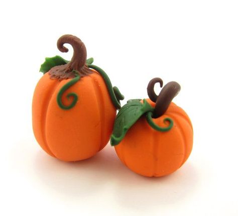 Fimo, Elf Garden, Clay Pumpkins, Fondant Ideas, Clay Halloween, Polymer Clay Halloween, Halloween Clay, Miniature Foods, Clay Keychain