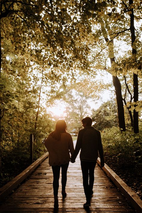 Couples Photoshoot Silhouette, Walk Together Couples, Couple Walking Photo, Couple Photo Nature, Silluet Paintings, Couple Walking Together Aesthetic, Couples Walking Together, Couple In The Woods, Love Couple Pictures