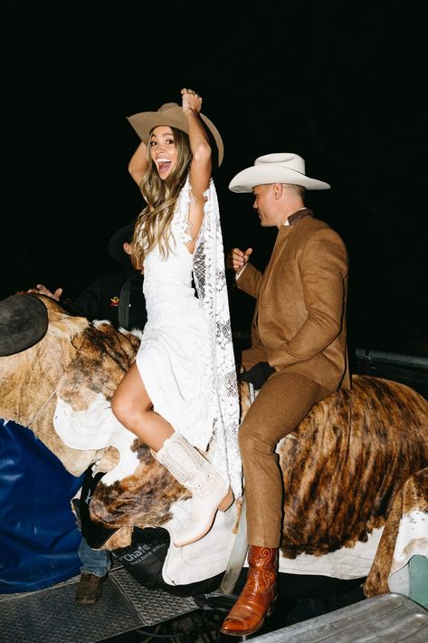 Cowboy Wedding Dress, Western Wedding Decorations, Idaho Wedding Venues, Cowgirl Bride, Southwestern Wedding, Country Wedding Photos, Sing And Dance, Country Bride, Sun Valley Idaho